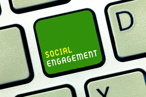 Σύνταξη σημείωσης δείχνει το Social Engagement. Επαγγελματίες φωτογραφία προβάλλοντας βαθμός της εμπλοκής σε μια online κοινότητα ή κοινωνία — Φωτογραφία Αρχείου
