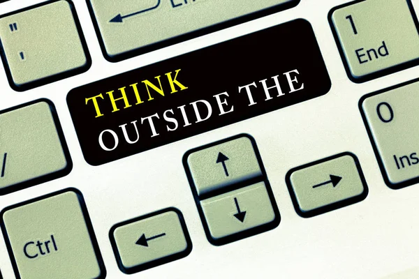 Escribir nota que muestra Think Outside The. Foto de negocios mostrando el pensamiento creativo Mirando desde otra perspectiva — Foto de Stock