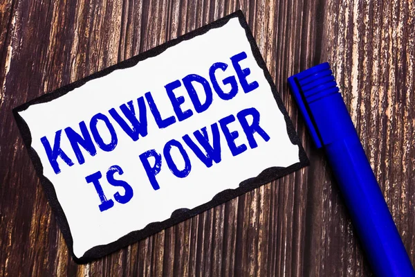 Word schrijven tekst kennis Is macht. Businessconcept voor de vaardigheden die zijn verworven door ervaring en onderwijs — Stockfoto