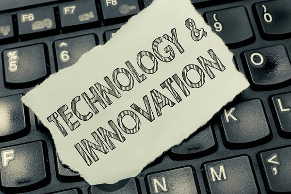 개념적 손을 보여주는 Technologyandinnovation 작성입니다. 비즈니스 사진 텍스트 새로운 시장 요구에 대 한 더 나은 솔루션의 응용 프로그램 — 스톡 사진