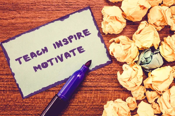 Escritura a mano conceptual que muestra Teach Inspire Motivate. Foto de negocios mostrando Spark the Imagination to Feel la necesidad de aprender — Foto de Stock