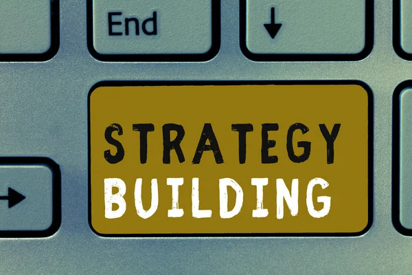 Escrevendo uma nota mostrando Strategy Building. Foto de negócios mostrando alavancagem Comprando e adquirindo outras plataformas — Fotografia de Stock