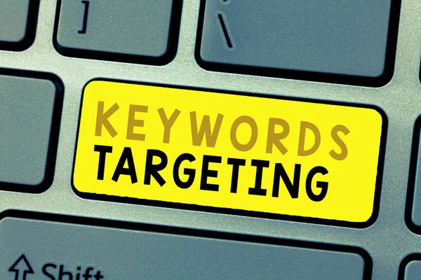 Textzeichen mit Keywords Targeting. Konzeptfoto Verwenden Sie relevante Wörter, um in Suchmaschinen einen hohen Rang zu erreichen — Stockfoto
