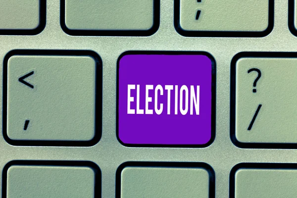 Εννοιολογική χέρι γραφή δείχνει εκλογές. Επιχειρηματικό φωτογραφία κείμενο επίσημες και οργανωμένες επιλογή με την επίδειξη της ψηφοφορίας για το πολιτικό γραφείο — Φωτογραφία Αρχείου