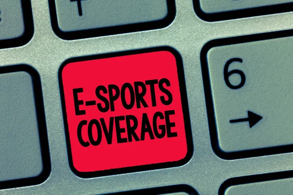 E 스포츠 커버리지를 보여 주는 손 글씨이다. ( 영어 ) Business photo ( 영어 ) Reporting - 인터넷 스포츠 대회 방송 — 스톡 사진