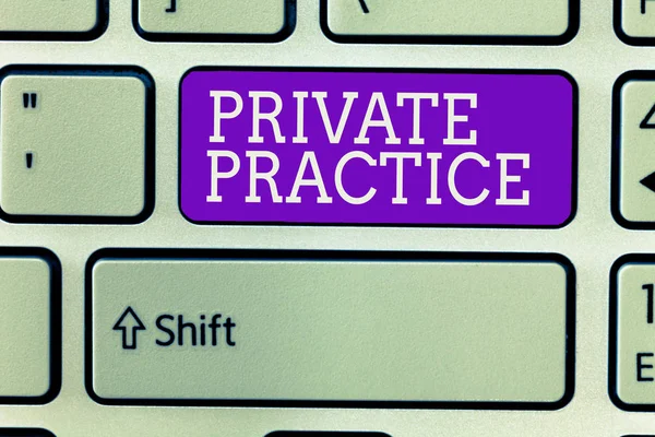 Private Practice gösteren Not yazma. Doktor veya avukat gibi profesyonel uygulayıcı çalışmalarını vitrine iş fotoğraf — Stok fotoğraf