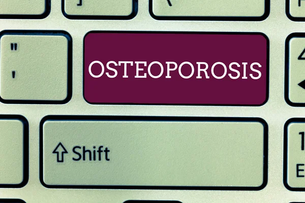 Текст, написанный словом остеопороз. Бизнес-концепция медицинского состояния, в котором кости становятся хрупкими и хрупкими — стоковое фото