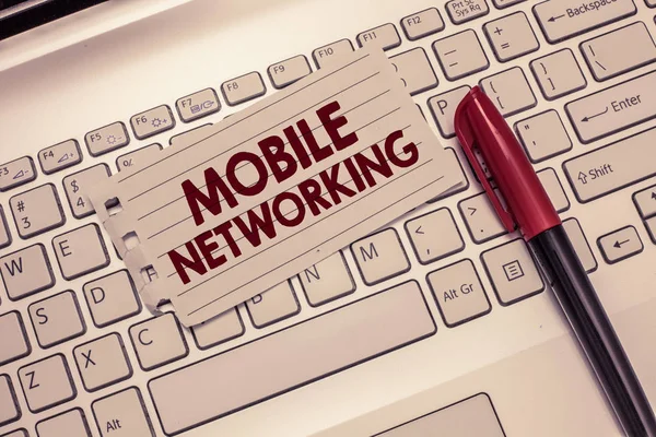 Εννοιολογική γραφή χεριών που δείχνει Mobile Networking. Business photo showing Δίκτυο επικοινωνίας όπου η τελευταία σύνδεση είναι ασύρματη — Φωτογραφία Αρχείου