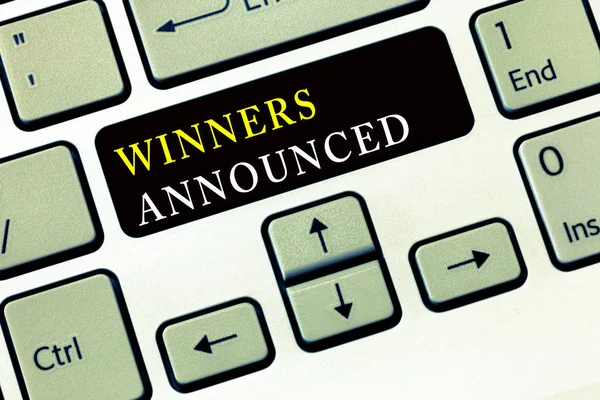 Nota de Escritura mostrando Ganadores Anunciados. Foto de negocios mostrando Anunciando quién ganó el concurso o cualquier competencia — Foto de Stock