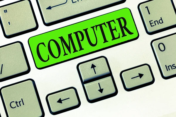 Uwaga piśmie pokazuje komputer. Biznesowe zdjęcie prezentujący elektroniczne urządzenie zdolne do odbierania danych, wykonywanie operacji — Zdjęcie stockowe