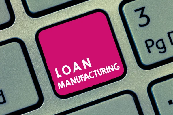 문서 작성 : Loan Manufacturing. 은행 거래를 통해 빌린 사람의 자격을 확인하는 개념 — 스톡 사진