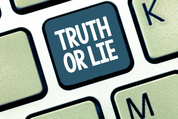 Handskrift text sanning eller lögn. Konceptet innebär beslut mellan att vara ärlig oärliga val tvivel besluta — Stockfoto