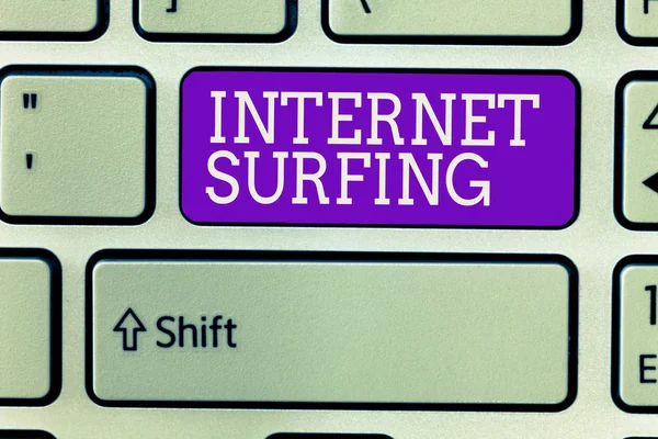 Note d'écriture montrant Internet Surf. Photo d'affaires montrant la navigation sur des centaines de sites Web en utilisant n'importe quel navigateur installé — Photo
