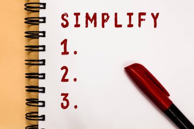 El yazısı metin yazma basitleştirin. Bir şey daha basit ya da yapmak ve anlamak daha kolay hale yapmak anlam kavramı Marker fikirler iletileri iletişim açık spiral defter beyaz sayfa üzerinde çözmek..