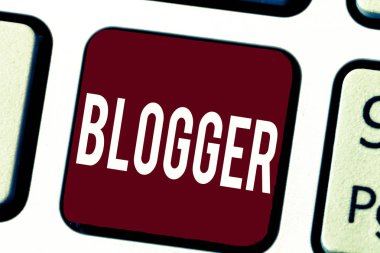 Blogger gösterilen metin işareti. Kavramsal fotoğraf düzenli olarak malzeme için bir blog Online yazar yazan