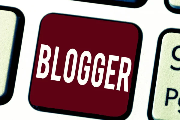 Κείμενο πινακίδα που δείχνει Blogger. Εννοιολογική φωτογραφία πρόσωπο που γράφει τακτικά υλικό για ένα συγγραφέα σε απευθείας σύνδεση blog — Φωτογραφία Αρχείου