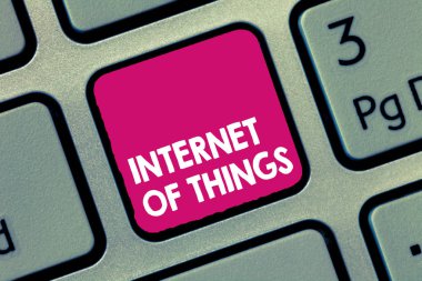 El yazısı metin Internet Of Things. Kavram anlamı bağlantı net almak veri göndermek için cihazların