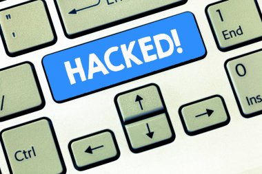 Kavramsal el Hacked gösterilen yazma. İş fotoğraf metin sistem veya bilgisayar siber suç verilere yetkisiz erişim elde