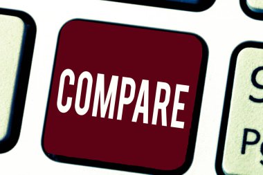 Karşılaştırmayı gösteren metin işareti. Kavramsal fotoğraf Tahmini Ölçüm Aradaki benzerliklere dikkat edin