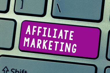 Kavramsal el Affiliate Marketing gösterilen yazma. İş fotoğraf metin bir komisyon kazanç başka bir demonstratings ürün teşvik