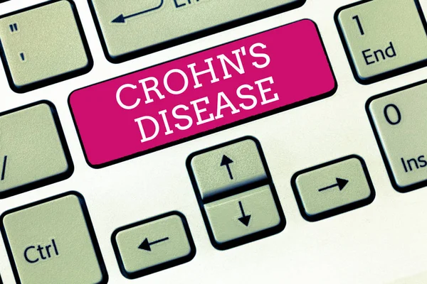 Texto de la escritura Crohn s es la enfermedad. Concepto que significa enfermedad inflamatoria del tracto gastrointestinal — Foto de Stock