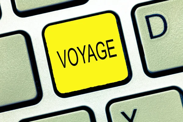 Escribiendo nota mostrando Voyage. Exposición de fotos de negocios Largo viaje que implica viajar por mar o en el espacio Turismo Vacaciones — Foto de Stock