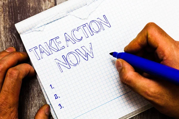 Escrita à mão escrita de texto Take Action Now. Conceito significa pedir a alguém para começar a fazer um bom desempenho Incentivar — Fotografia de Stock