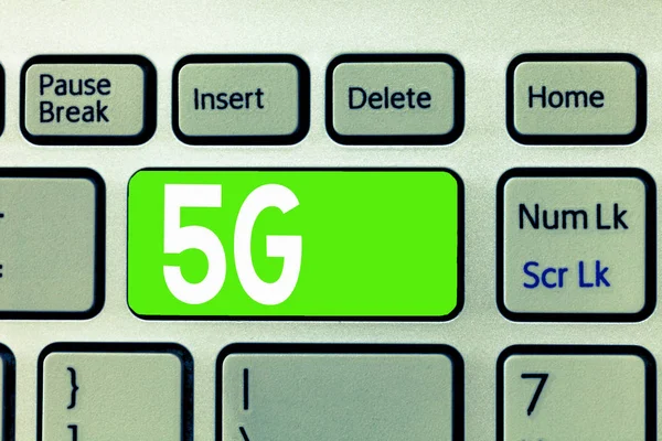 5 g 概念の手の書き込みが表示されています。ビジネス写真テキスト次世代モバイル ネットワークの 4 g の Lte 高速速度接続後 — ストック写真