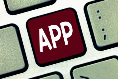 Uygulamayı gösteren kavramsal el yazısı. Bilgisayar programını gösteren iş fotoğrafı görüntüleme yazılımı bir kullanıcı tarafından mobil bir aygıta indir