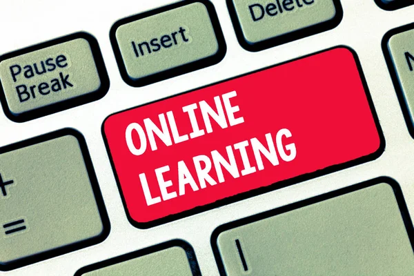 Χειρόγραφο κείμενο γραπτώς Online Learning. Έννοια σημαίνει Larning με τη βοήθεια του Διαδικτύου και έναν υπολογιστή — Φωτογραφία Αρχείου