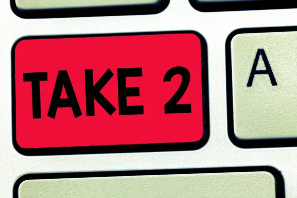 Γράφοντας κείμενο λέξη Take 2. Επιχειρηματική ιδέα για δεύτερη δίκη κατά την εγγραφή ταινίας ή παρόμοια σχετικά με το media — Φωτογραφία Αρχείου