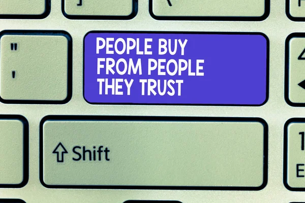 Λέξη σύνταξη κειμένου που δείχνει τις αγοράζουν από δείχνουν να εμπιστεύονται. Της επιχειρηματικής ιδέας για την οικοδόμηση εμπιστοσύνης και τη ικανοποίηση πελατών — Φωτογραφία Αρχείου