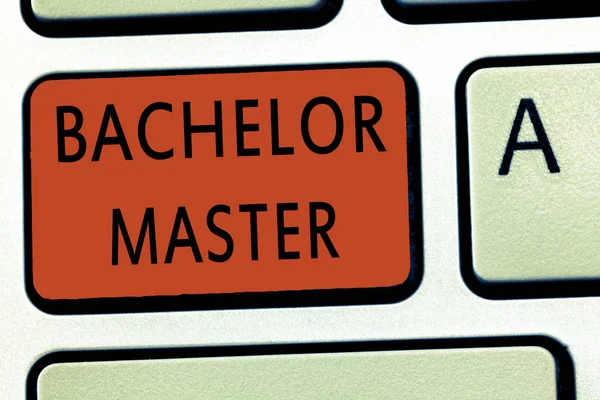 Texto de escritura de palabras Bachelor Master. Concepto de negocio para un grado avanzado completado después del grado de licenciatura — Foto de Stock