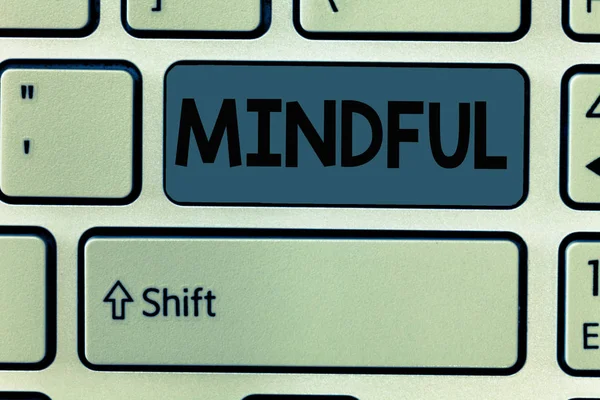 Texto de escritura Mindful. Concepto que significa Consciente Consciente de algo Inclinado Dispuesto a Hacer Meditación — Foto de Stock