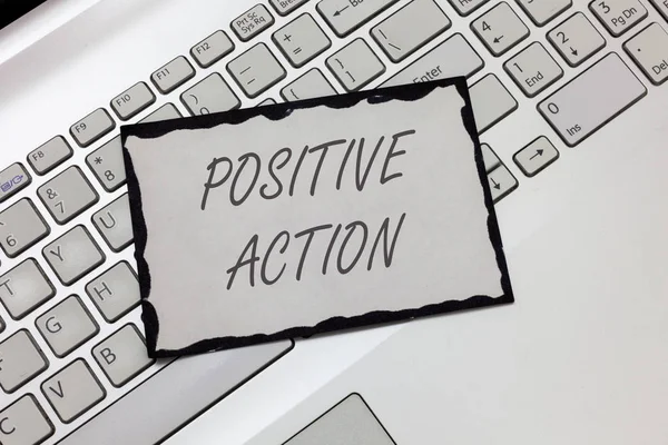Schreibnotiz mit positivem Handeln. Geschäftsfotos, die zeigen, wie man gegen bestimmte Situationen eine gute Einstellung zeigt — Stockfoto
