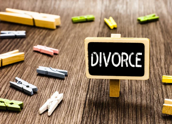 写离婚的文字。概念意味着婚姻分离的合法解散分离分歧黑板站立几个衣服别针杂乱无章的木地板. — 图库照片