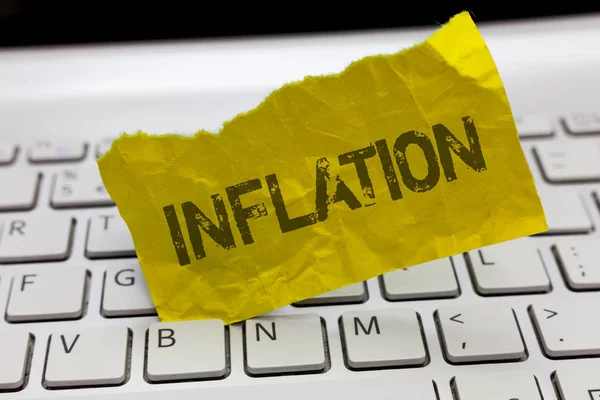 Znak tekstowy Wyświetlono inflacji. Koncepcyjne zdjęcie ogólne wzrost cen i spadek zakupów wartości pieniądza — Zdjęcie stockowe