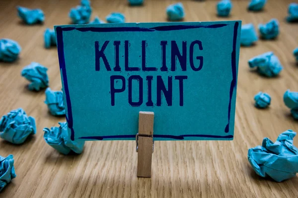 Manuscrito de texto escrevendo Killing Point. Conceito significado Fase final revisão fase portão projeto avaliação não ir Clothespin segurando papel azul nota papéis amassados várias tentativas de erros . — Fotografia de Stock