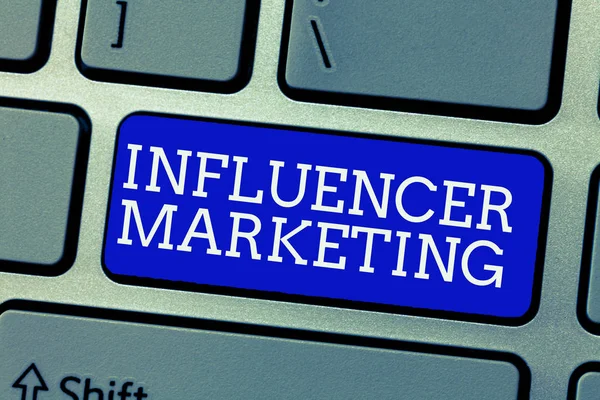 Escritura manual conceptual que muestra Influencer Marketing. Foto de negocios que muestra a Endorser que influye en los potenciales clientes objetivo — Foto de Stock