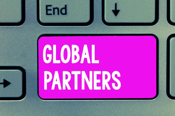 Текст написання слів Global Partners. Концепція бізнесу для двох або більше фірм з різних країн працює як команда — стокове фото