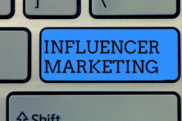 Textzeichen mit Influencer Marketing. Konzeptionelle Foto-Endorser, die potenzielle Zielkunden beeinflussen — Stockfoto