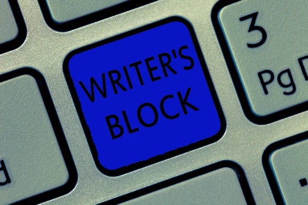 La nota de escritura que muestra Writer s es Block. Exhibición de la foto del negocio Condición de no poder pensar en qué escribir — Foto de Stock