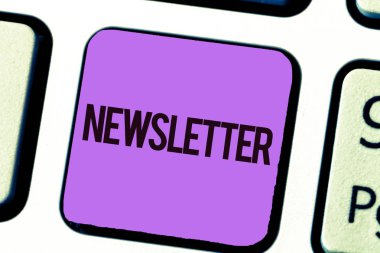 Kavramsal el bülten gösterilen yazma. Üye haber rapor iş fotoğraf vitrine için düzenli olarak gönderilen bülten abone