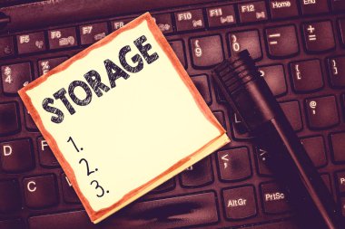 Depolama gösterilen metin işareti. Kavramsal fotoğraf depolama ileride kullanmak için bir şey eylem şeyler güvende tutar