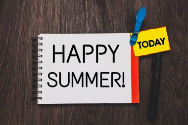 Mutlu yaz gösterilen Not yazma. Uyarı mektubu ahşap arka plan tutan plajlar Sunshine gevşeme sıcak güneşli sezon Solstice açık defter beyaz sayfa clothespin vitrine iş fotoğraf.