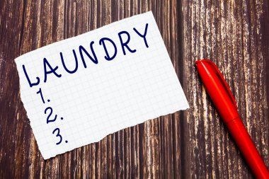 Çamaşırhane gösterilen metin işareti. Kavramsal fotoğraf temizleme çamaşır makineleri elbise kumaşlar için oda yıkanması