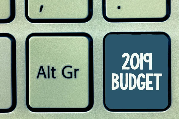 Escritura a mano conceptual que muestra el presupuesto 2019. Foto de negocios mostrando Plan financiero de negocios para el nuevo año Estrategia de inversiones — Foto de Stock