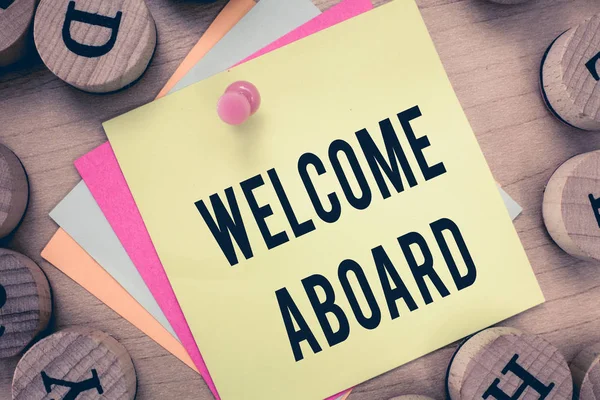 Tekst bord Welcome Aboard tonen. Conceptuele foto uitdrukking van groeten aan een persoon wiens aangekomen is gewenst — Stockfoto