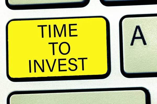 Escritura a mano conceptual que muestra Time To Invest. Fotografía comercial Creación de capital capaz de producir otros bienes — Foto de Stock