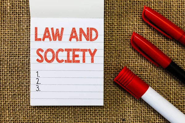 Testo di scrittura di parole Legge e società. Concetto di business per affrontare il rapporto reciproco tra diritto e società — Foto Stock